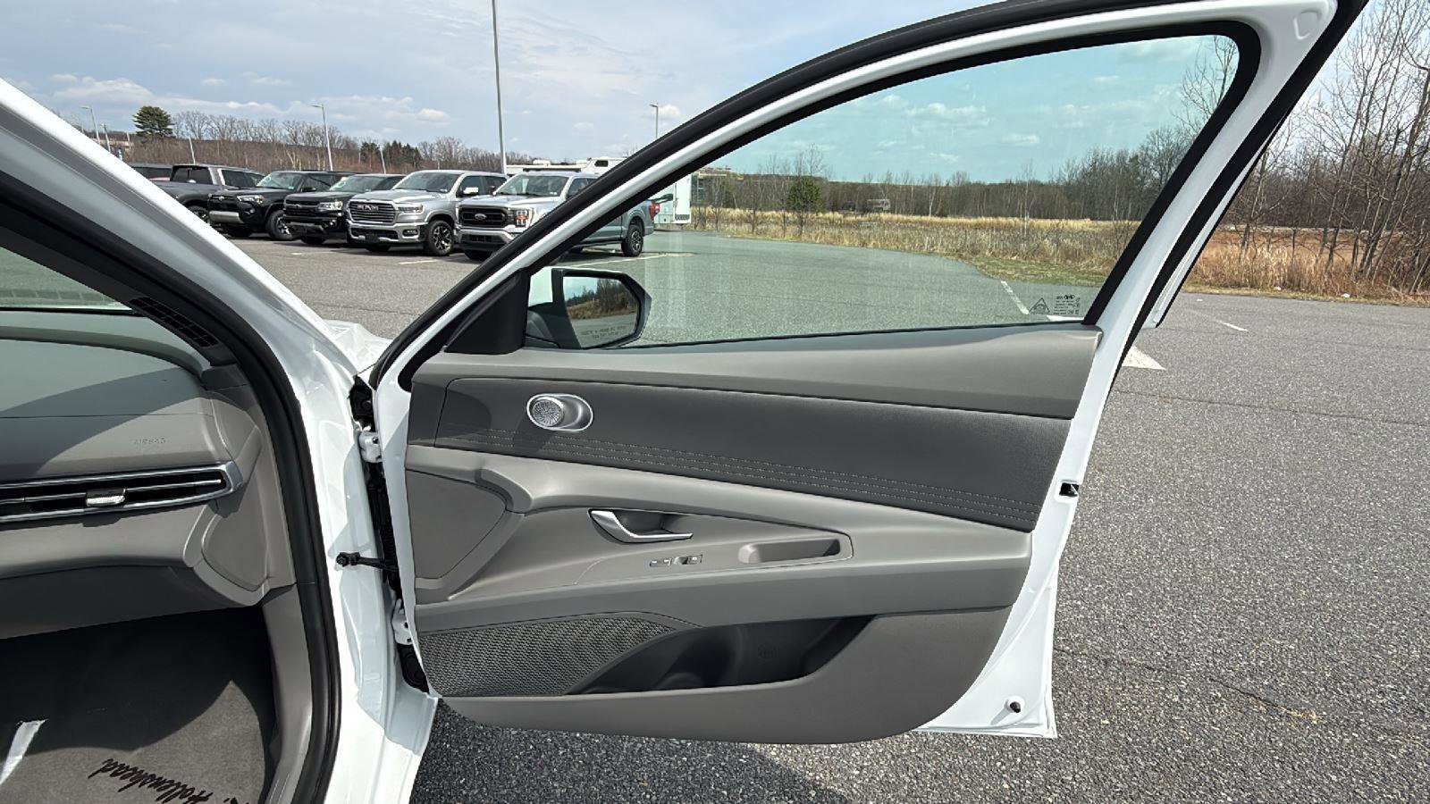 Used 2026 Hyundai Elantra SE FWD image 17