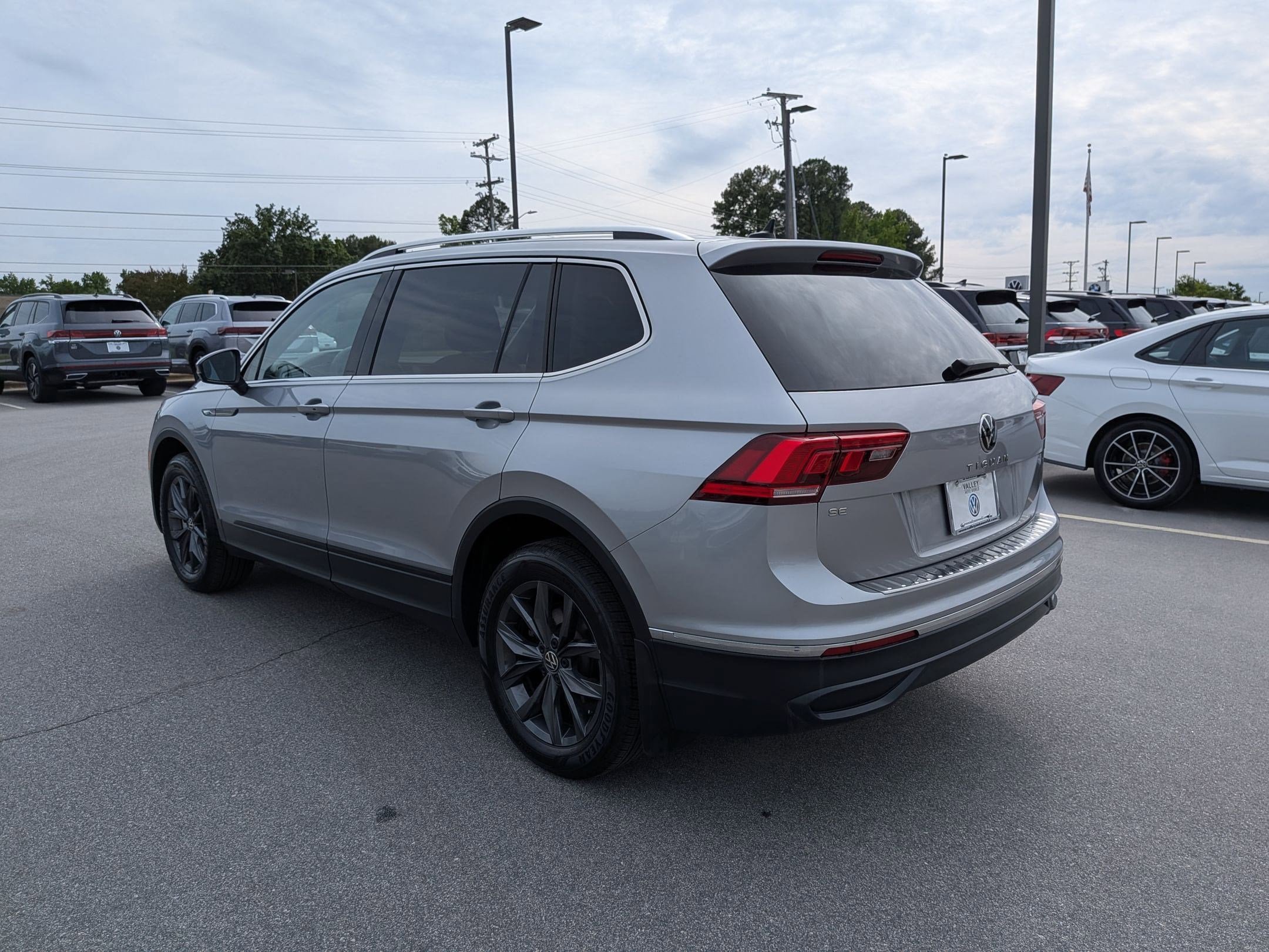 Used 2023 Volkswagen Tiguan SE FWD image 5