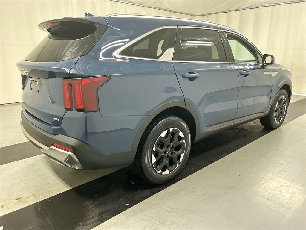 Certified 2025 Kia Sorento S image 2