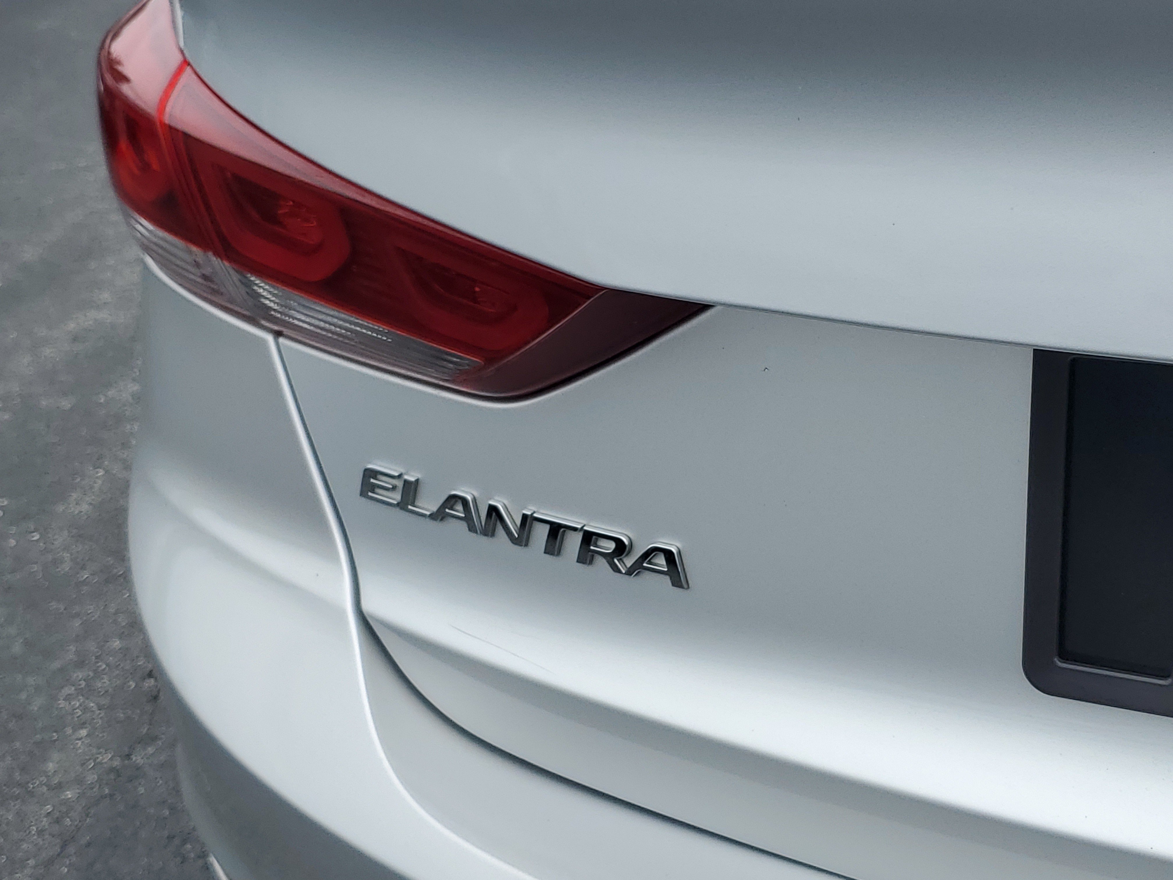 Used 2017 Hyundai Elantra Limited w/ Limited Tech Package 08 FWD image 6