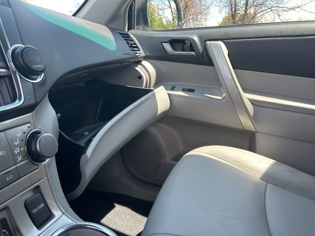 Used 2013 Toyota Highlander SE AWD/4WD image 24