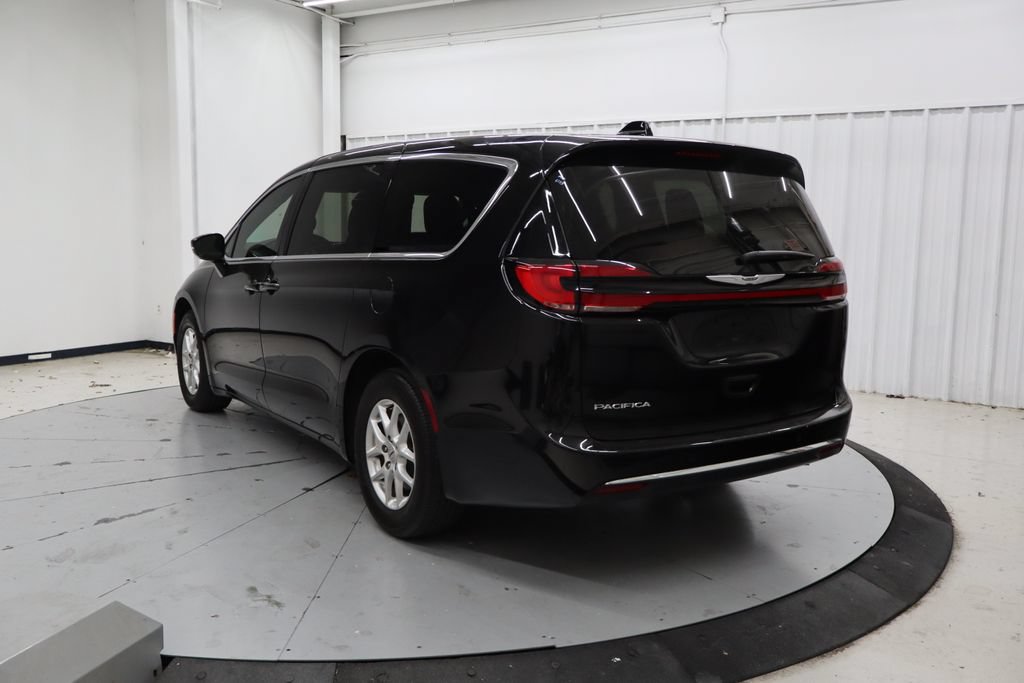 Used 2025 Chrysler Pacifica Select FWD image 5