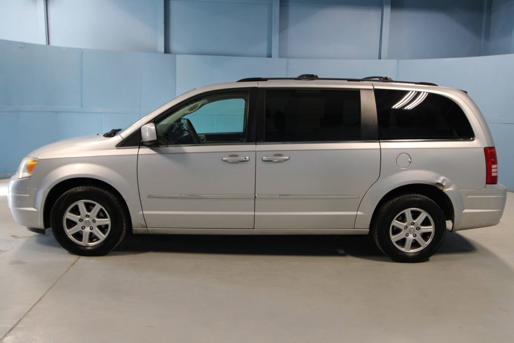 Used 2010 Chrysler Town & Country Touring image 21