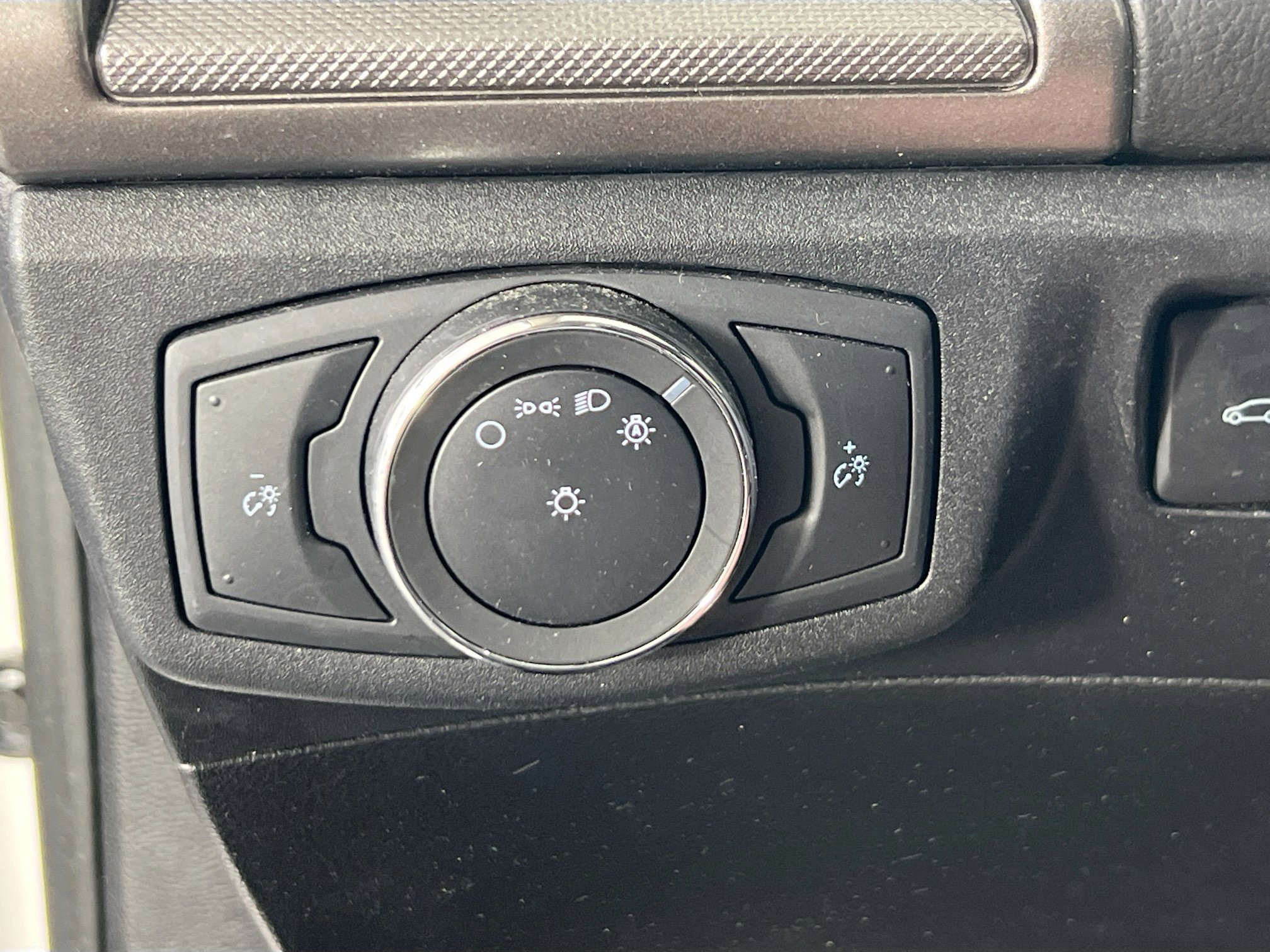 Used 2019 Ford Fusion SE FWD image 10