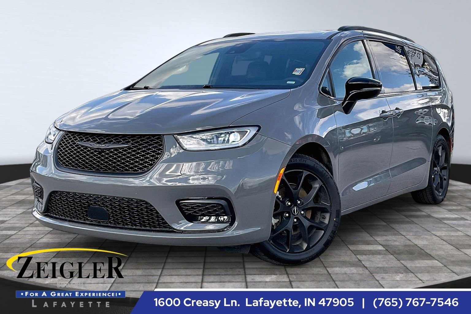 Used 2025 Chrysler Pacifica Limited image 1