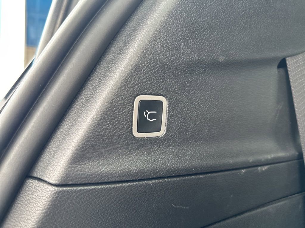 Used 2025 Chrysler Pacifica Limited image 11