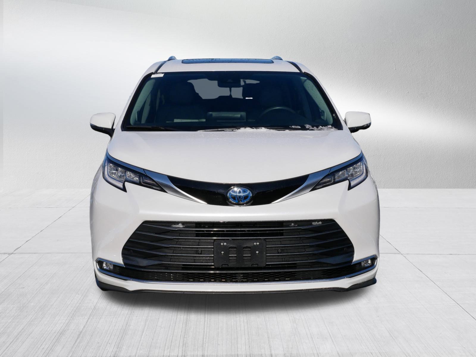 Certified 2024 Toyota Sienna Limited FWD image 2