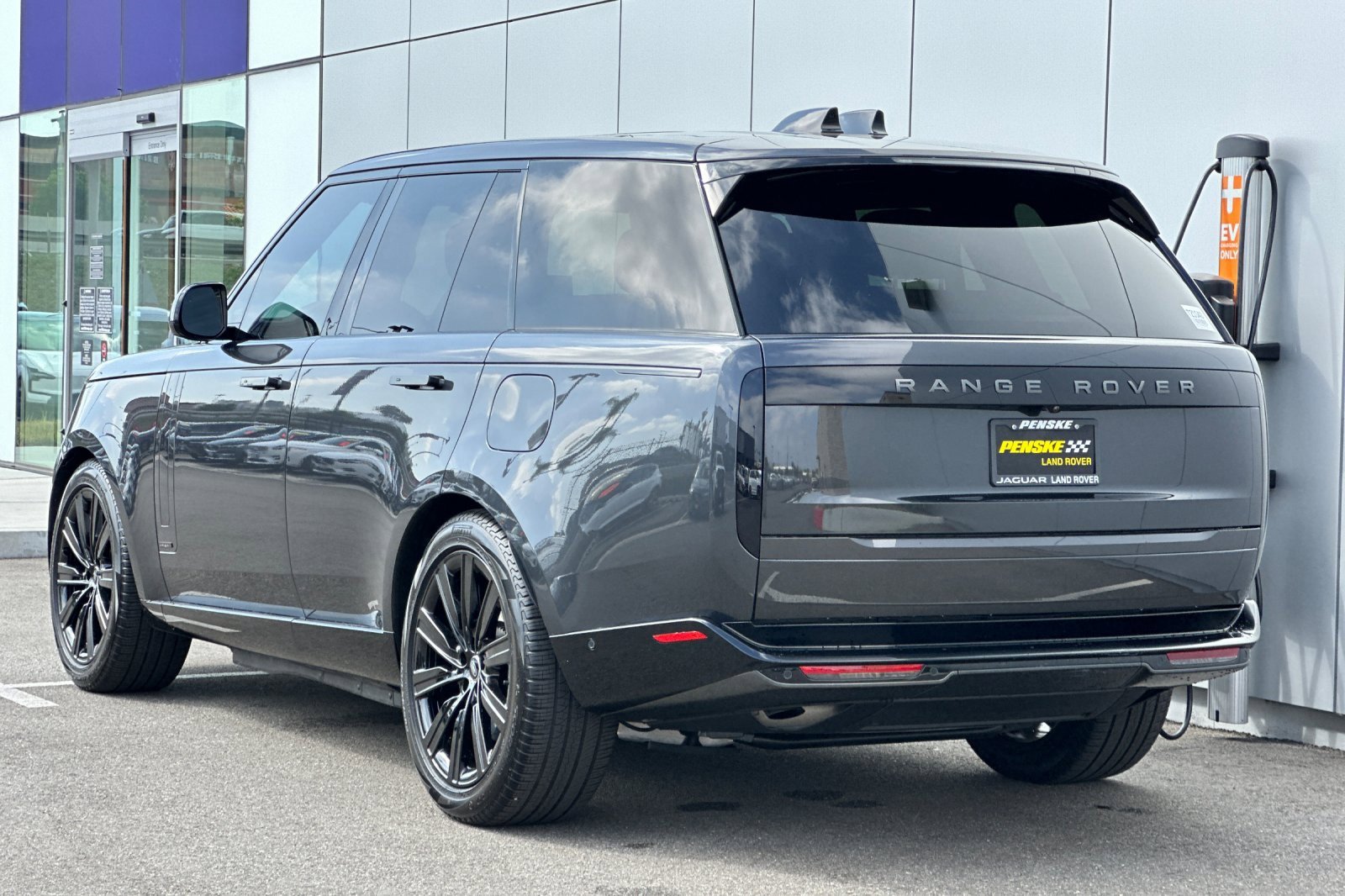 Used 2024 Land Rover Range Rover Autobiography image 3