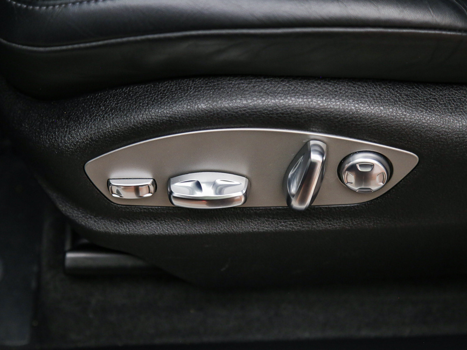 Certified 2024 Porsche Macan AWD/4WD image 25