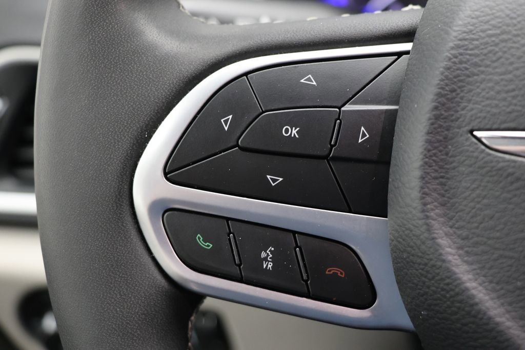 Used 2024 Chrysler Pacifica Touring-L FWD image 18