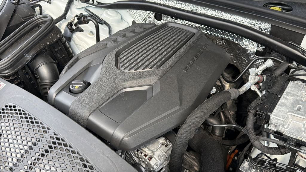 Certified 2025 Porsche Macan image 18