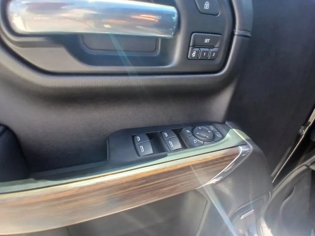Used 2020 Chevrolet Silverado 1500 High Country w/ Technology Package AWD/4WD image 13