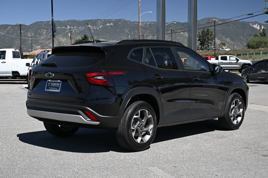 New 2026 Chevrolet Trax LT w/ LPO, Blackout Package FWD image 4