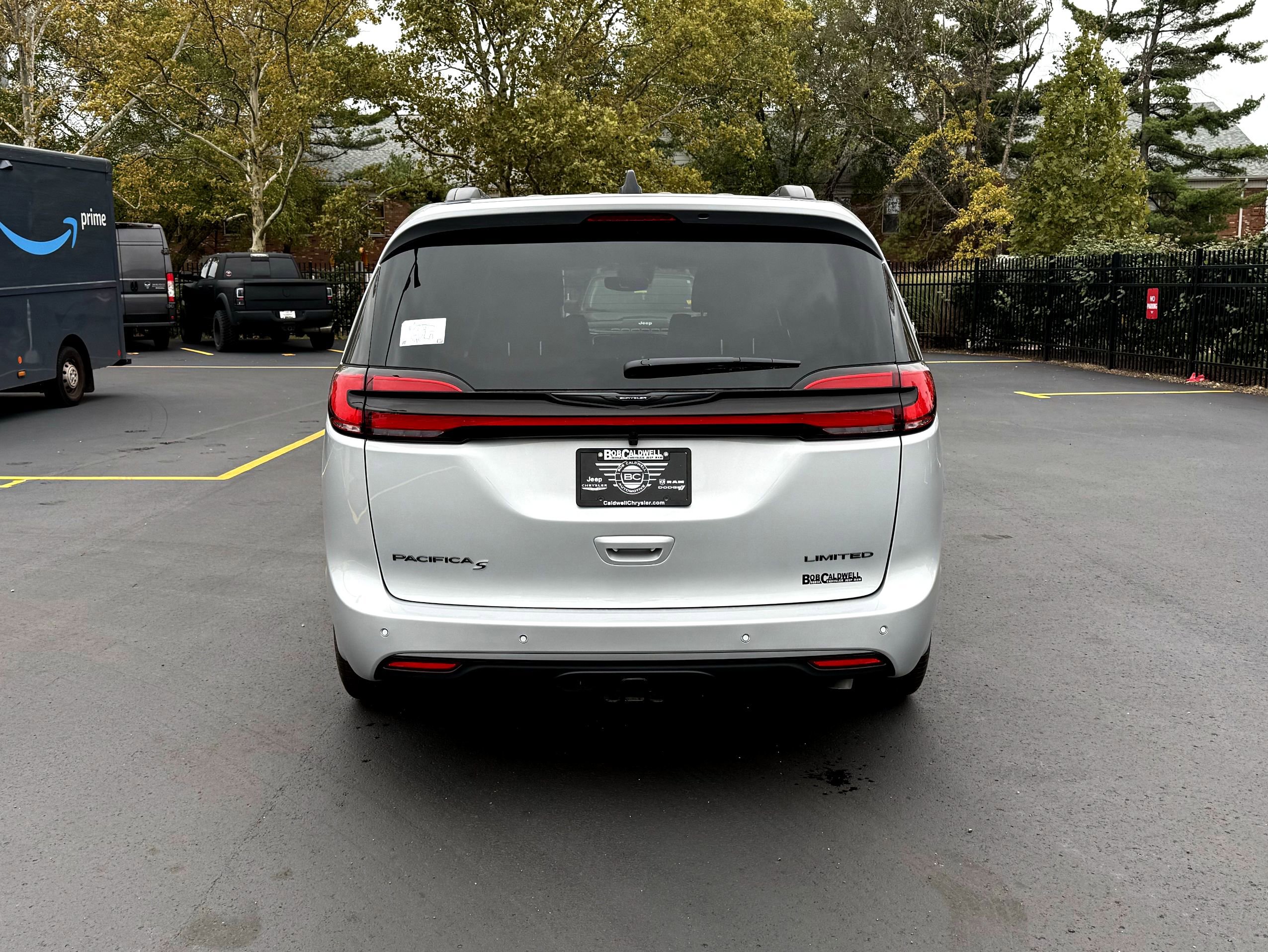 New 2026 Chrysler Pacifica Limited image 8