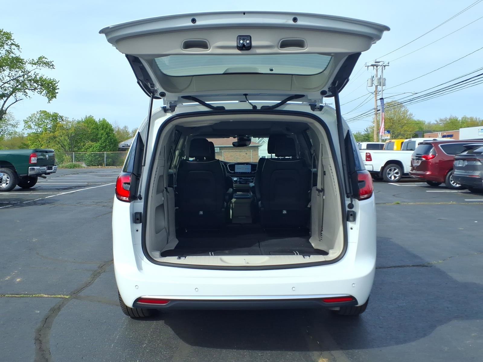 Used 2023 Chrysler Pacifica Limited AWD/4WD image 6