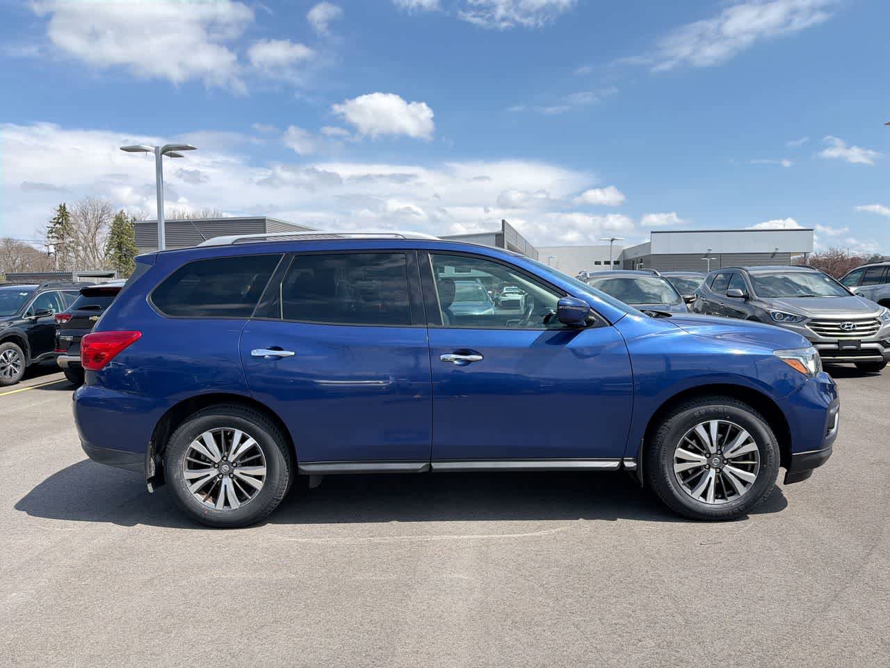 Used 2017 Nissan Pathfinder SV AWD/4WD image 14