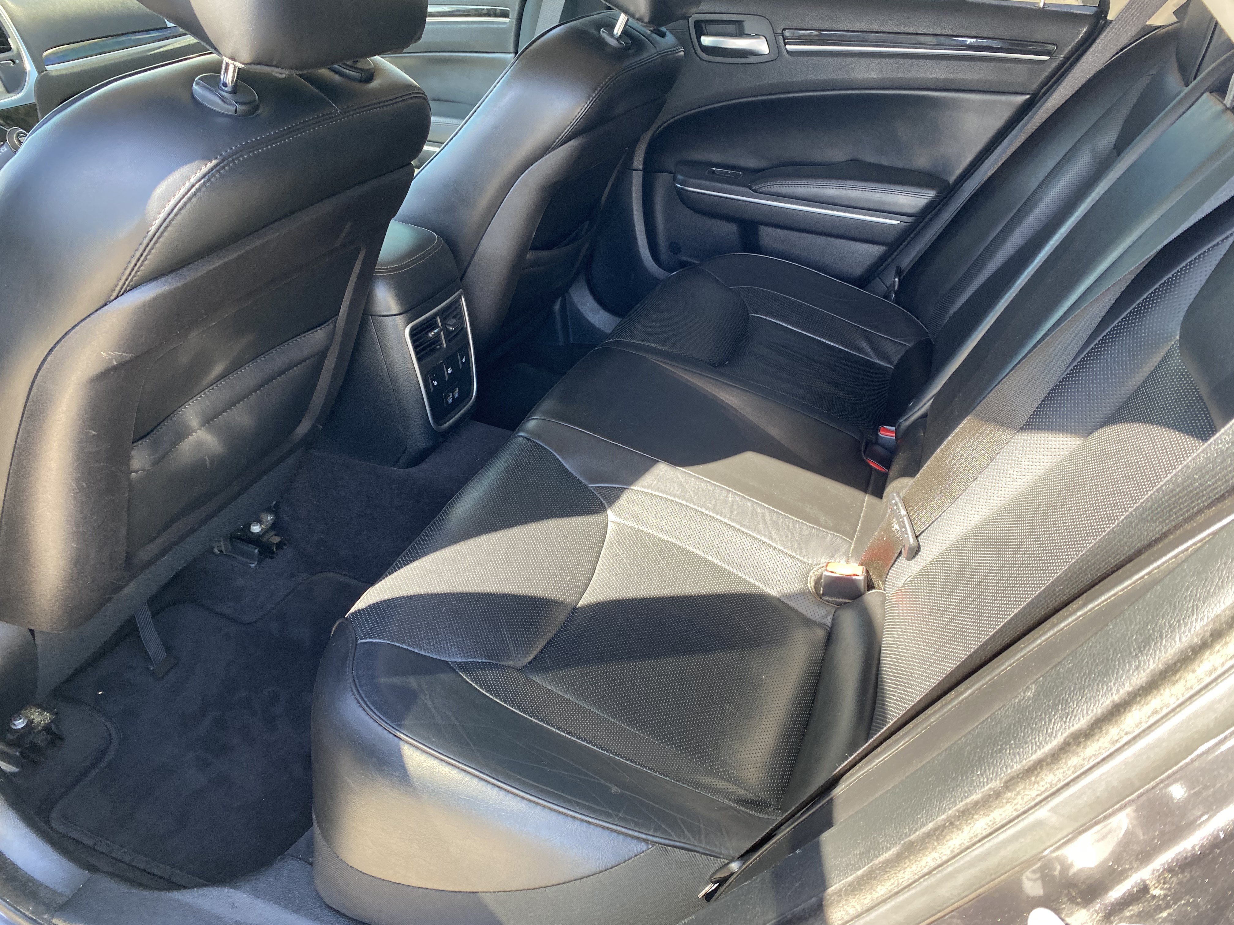 Used 2017 Chrysler 300 C RWD image 16
