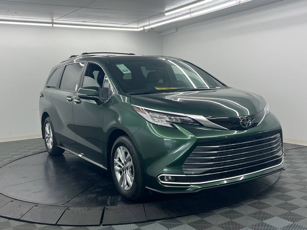 Used 2026 Toyota Sienna Limited FWD image 3