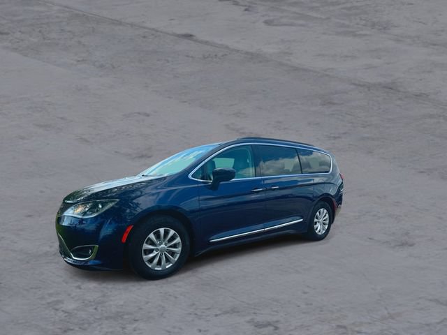 Used 2017 Chrysler Pacifica Touring-L FWD image 4
