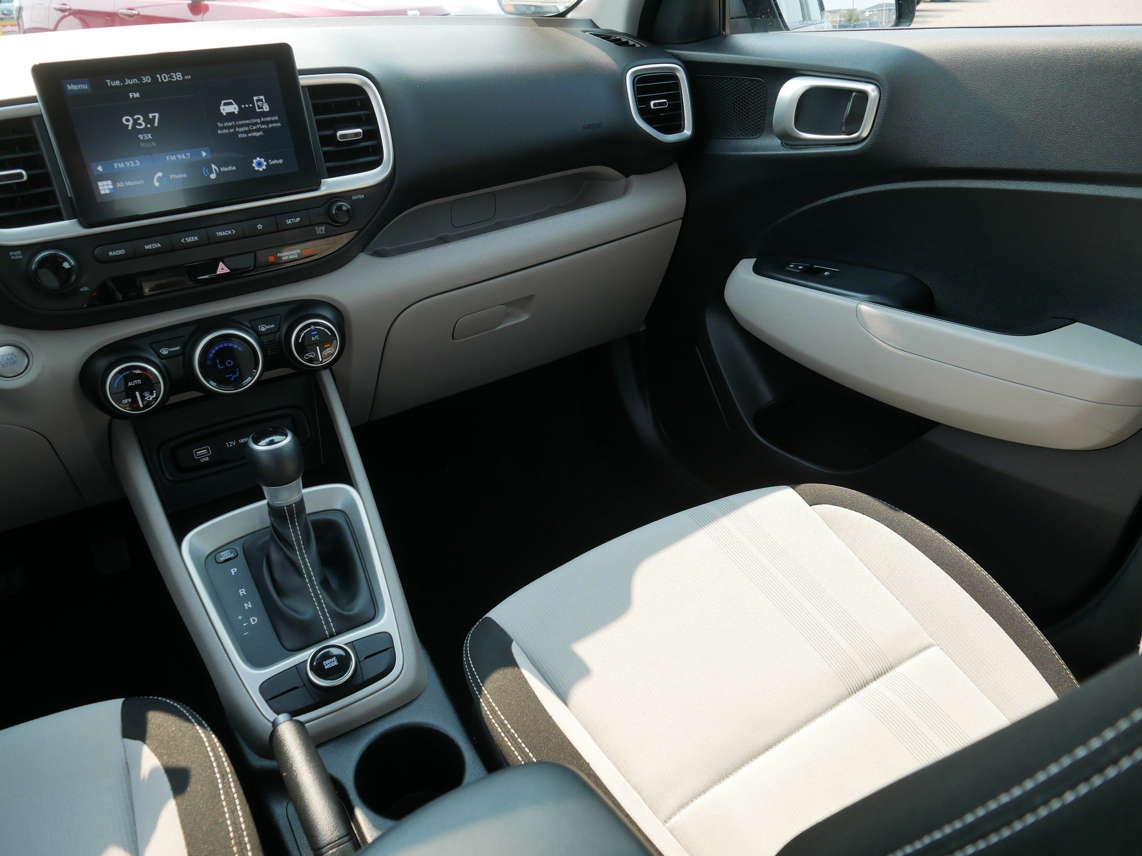 Used 2025 Hyundai Venue SEL FWD image 11