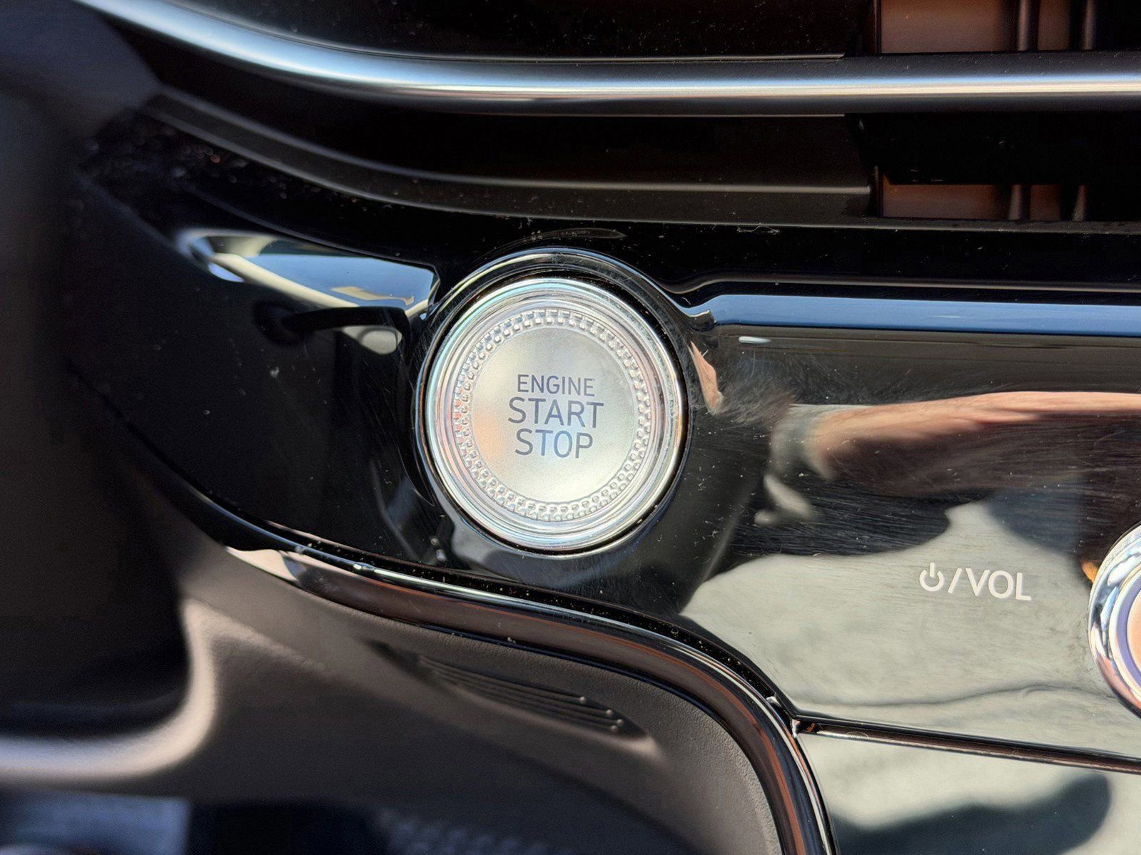 Used 2025 Genesis G80 2.5T image 31