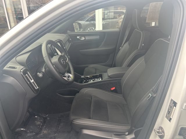 Certified 2025 Volvo XC40 B5 Plus AWD/4WD image 17