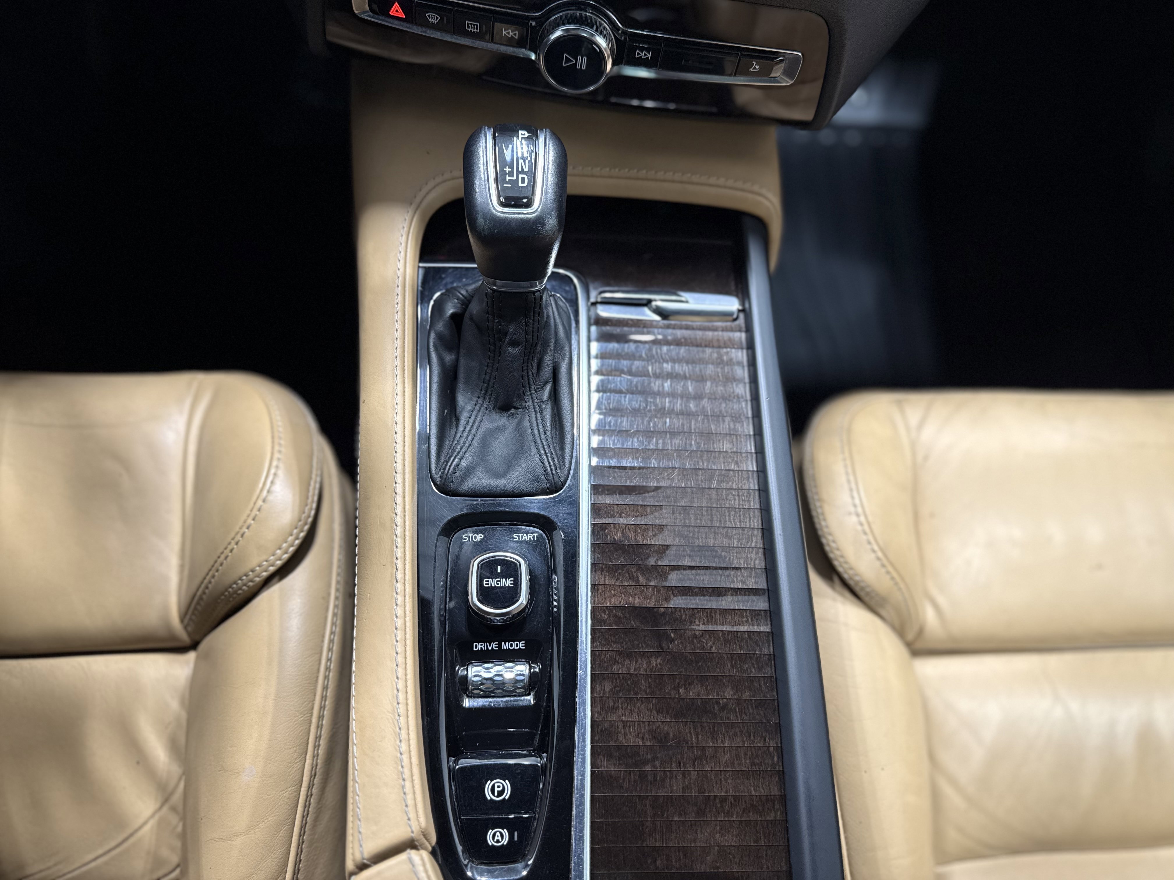 Used 2017 Volvo XC90 T6 Momentum w/ Vision Package image 20