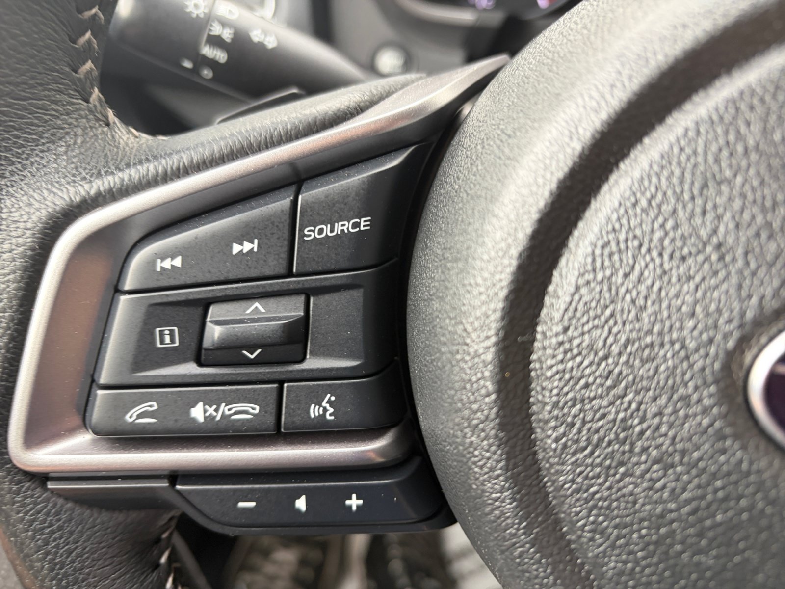 Used 2023 Subaru Ascent Premium w/ Convenience Package AWD/4WD image 18