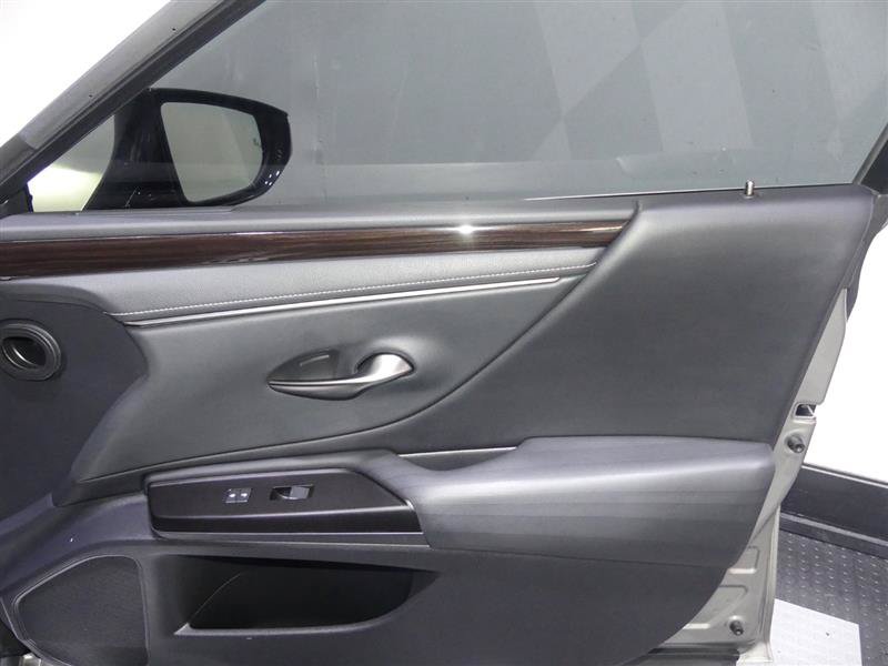 Used 2019 Lexus ES 300h w/ Accessory Package FWD image 19