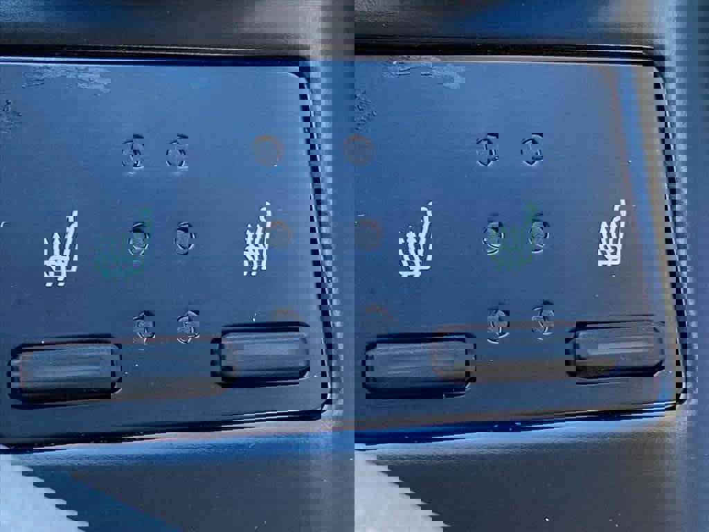 Used 2020 Toyota Camry XLE image 18