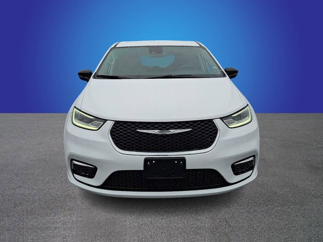 Used 2024 Chrysler Pacifica Touring-L image 2