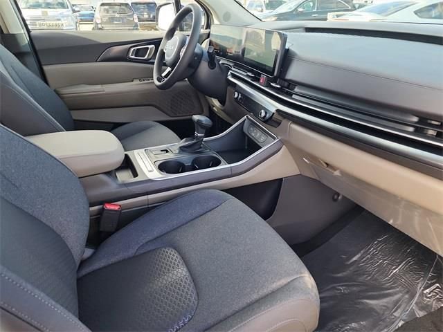 New 2026 Kia Carnival LX FWD image 17