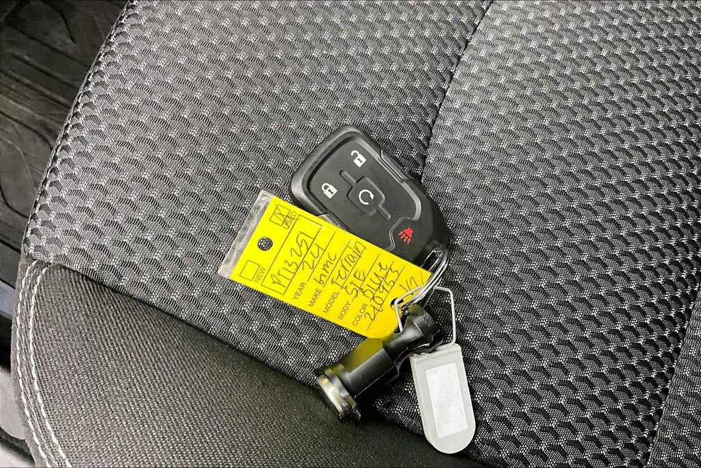 Used 2024 GMC Terrain SLE w/ Driver Convenience Package image 11