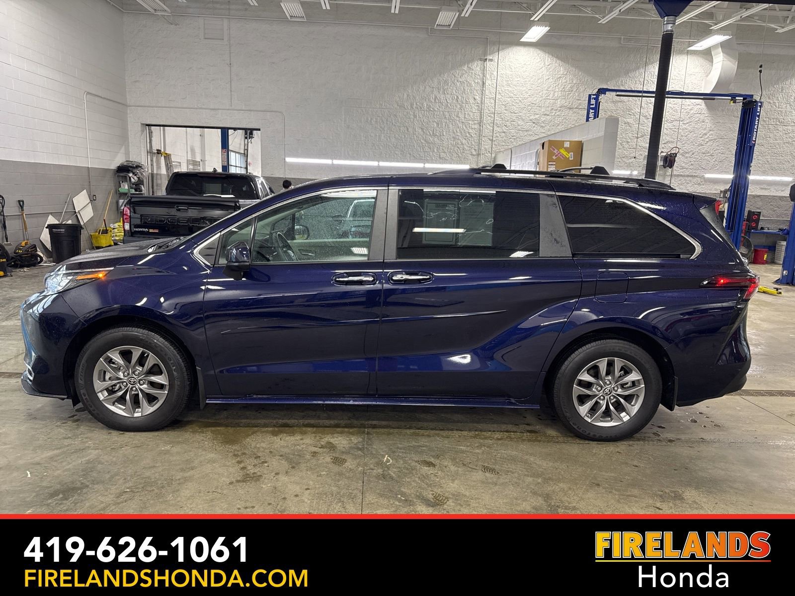 Used 2024 Toyota Sienna XLE AWD/4WD image 1