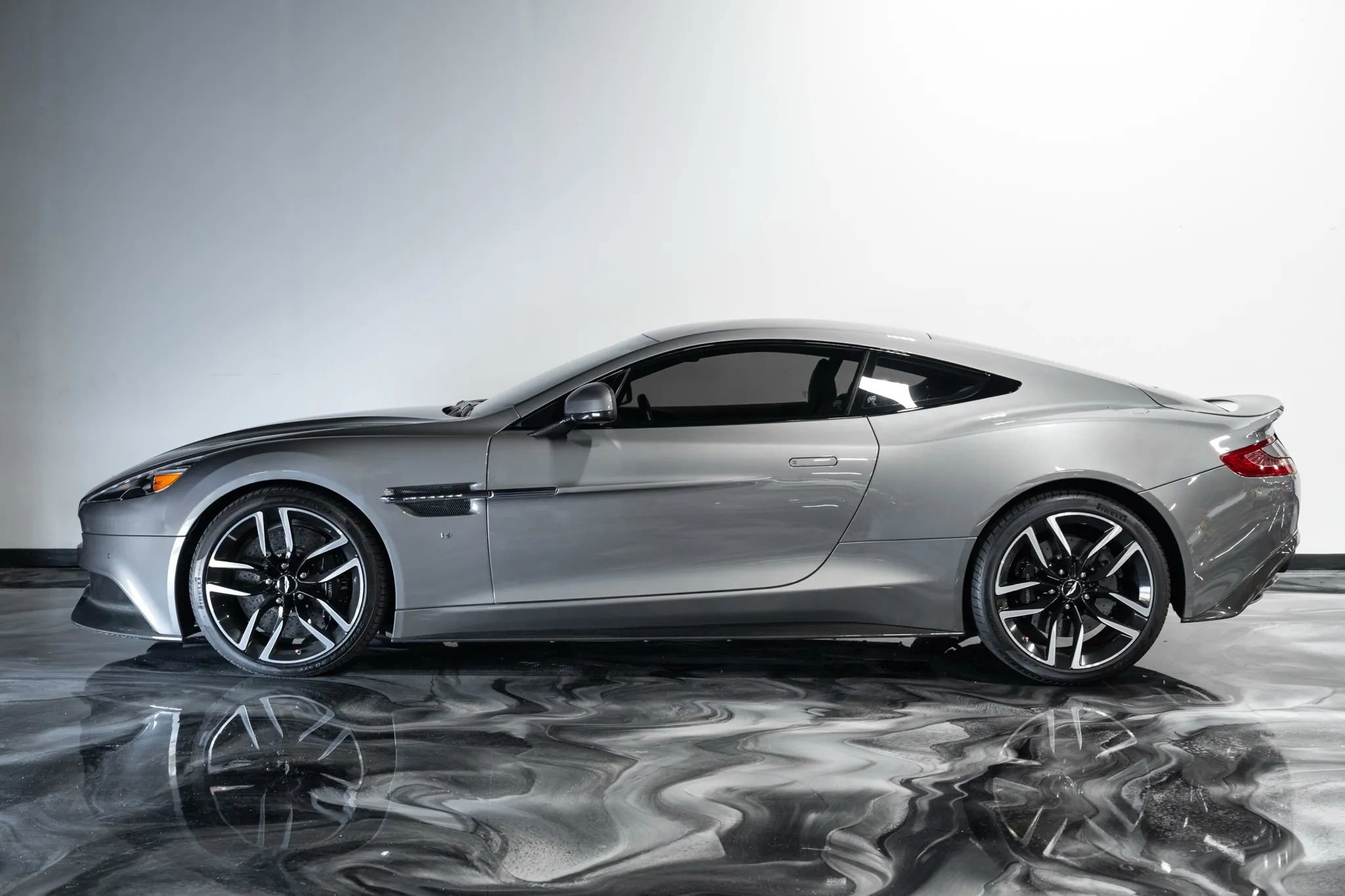 Used 2017 Aston Martin Vanquish Coupe RWD image 15