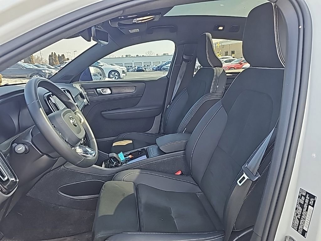 Used 2023 Volvo C40 P8 Recharge Ultimate w/ Protection Package Premier image 3