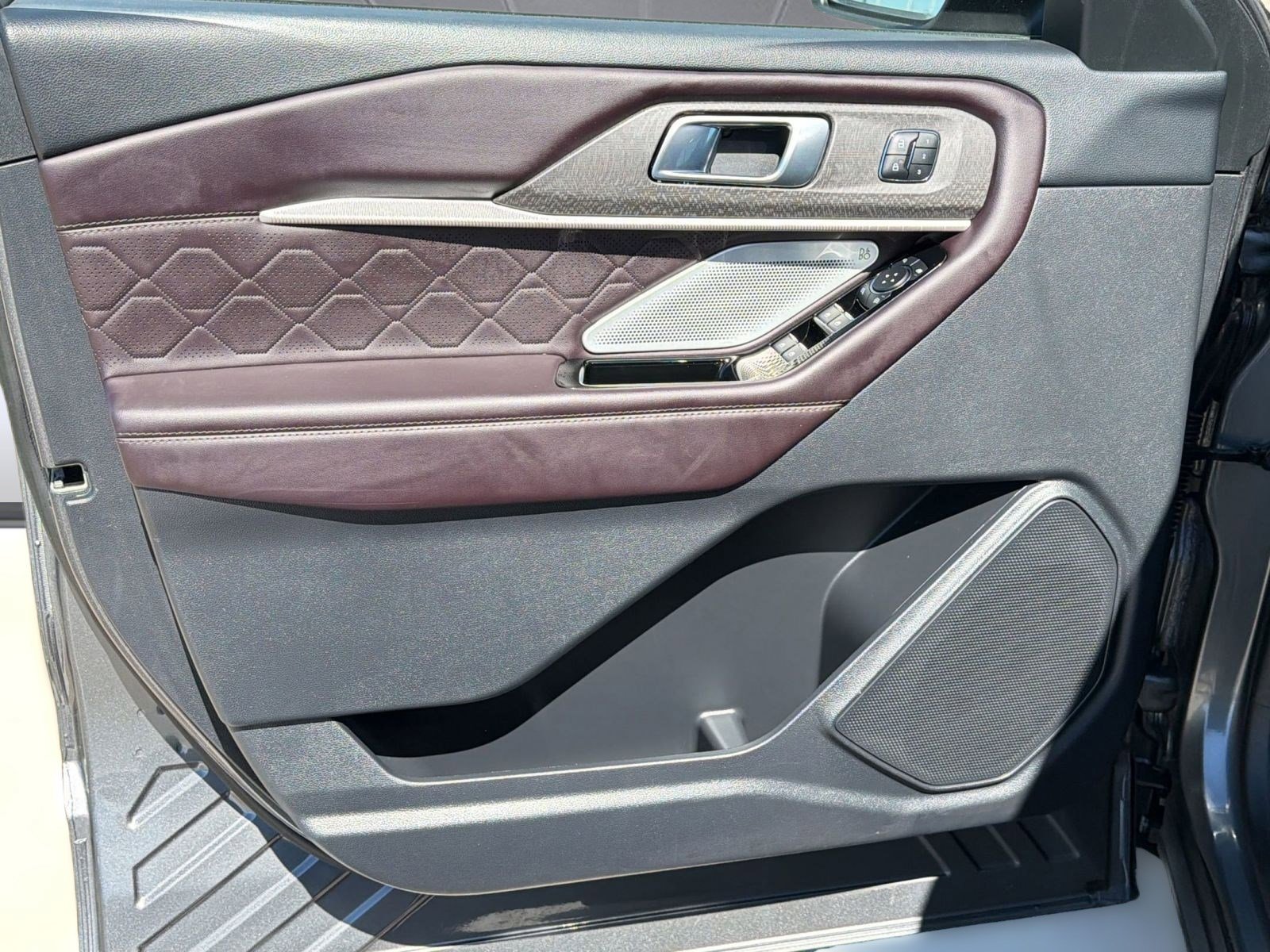 Used 2025 Ford Explorer Platinum w/ LUX Leather Package image 11