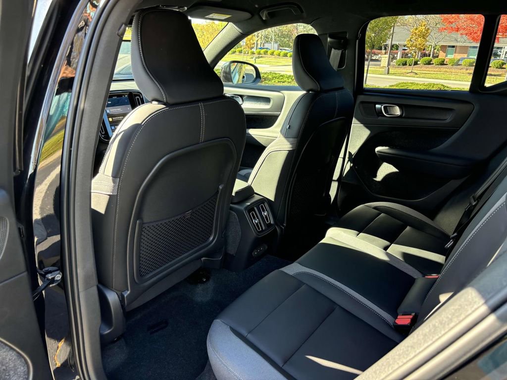 New 2024 Volvo XC40 Recharge Core w/ Protection Package Premier image 27