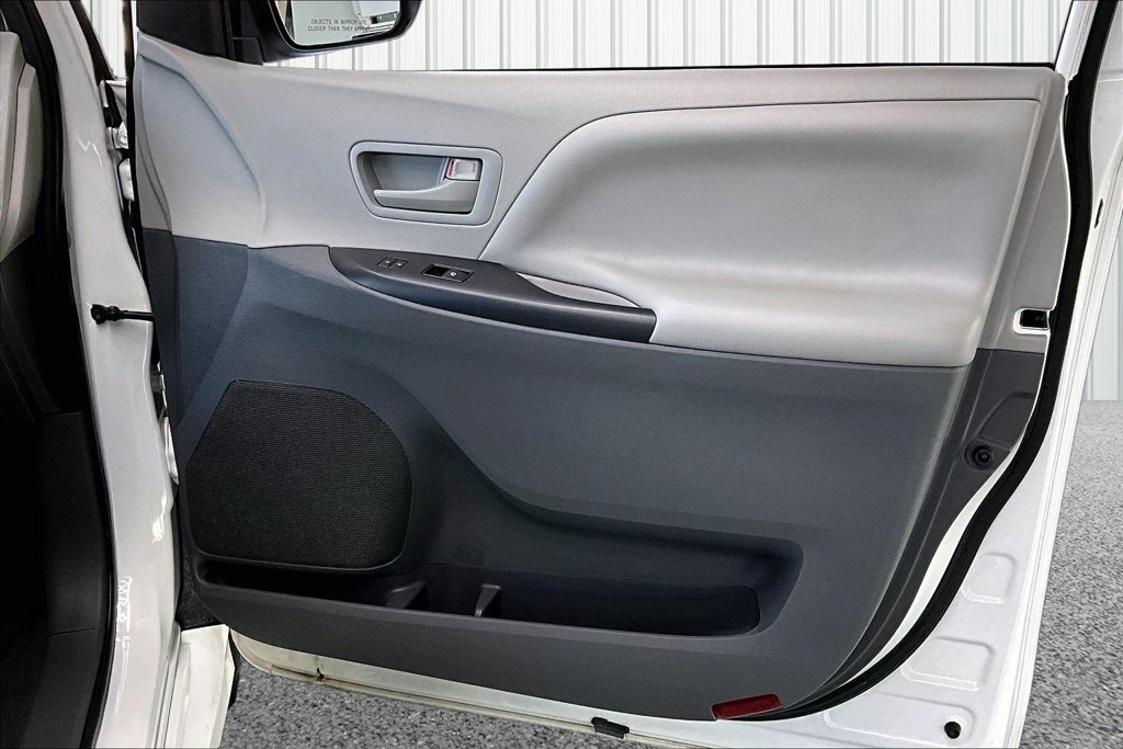 Used 2020 Toyota Sienna L FWD image 29