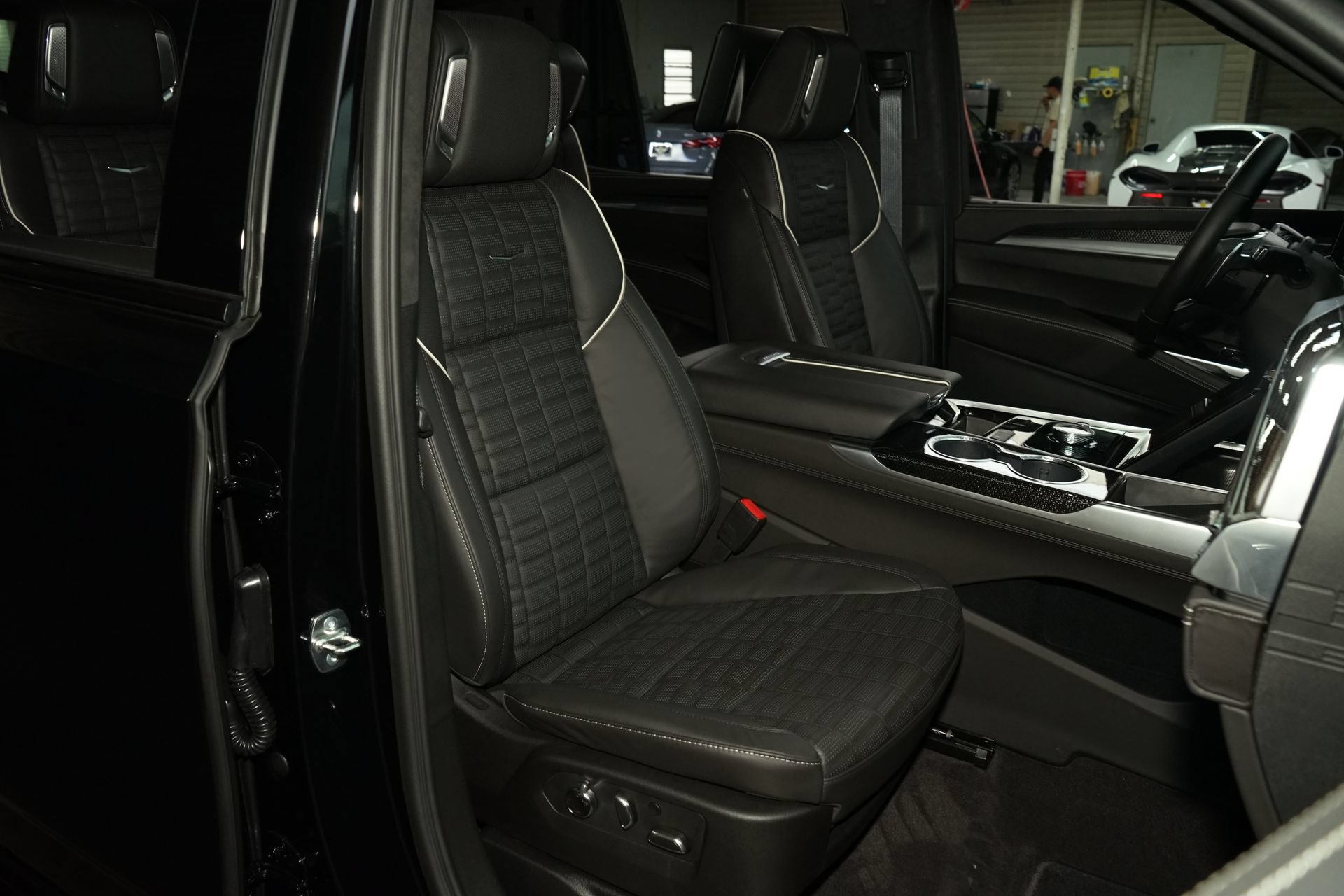 Used 2025 Cadillac Escalade V AWD/4WD image 11