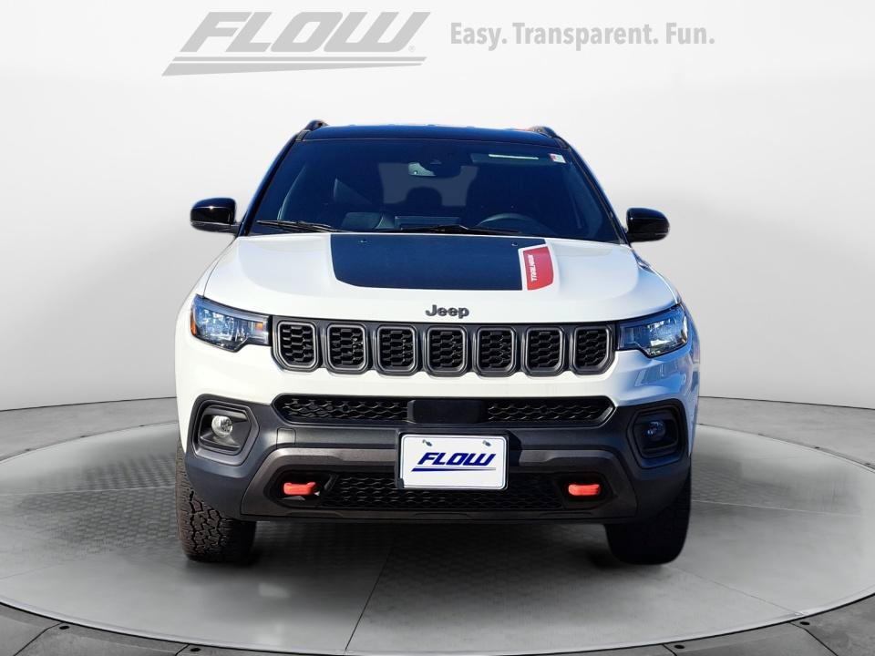 Used 2025 Jeep Compass Trailhawk AWD/4WD image 3