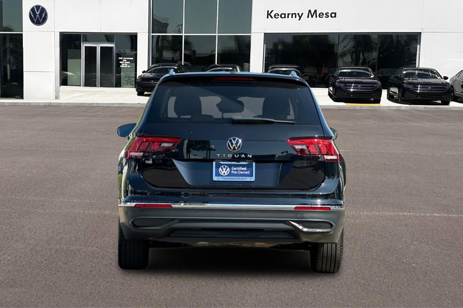 Used 2023 Volkswagen Tiguan SE w/ Panoramic Sunroof Package FWD image 5