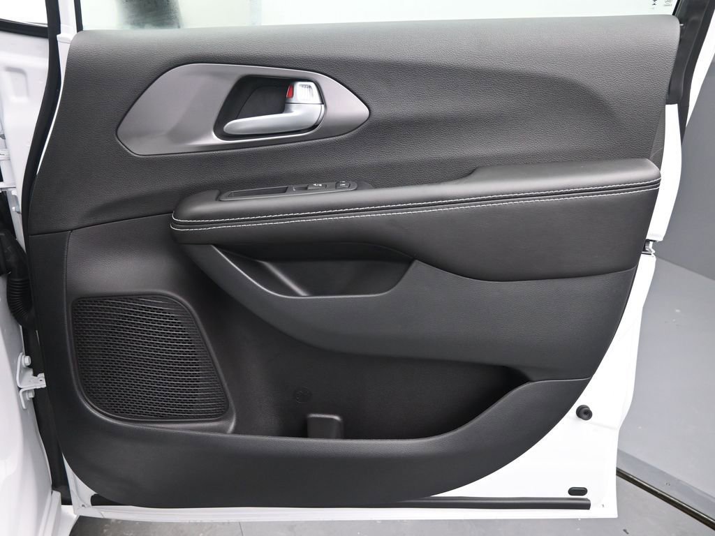 New 2026 Chrysler Voyager LX FWD image 20