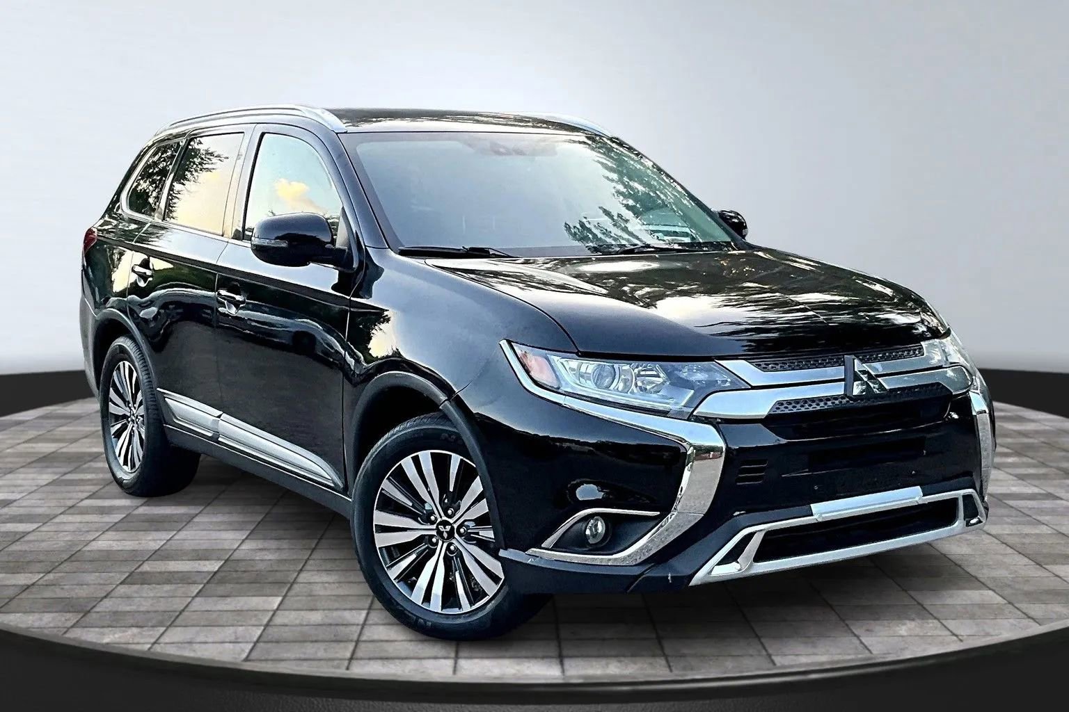 Used 2019 Mitsubishi Outlander SEL FWD image 1