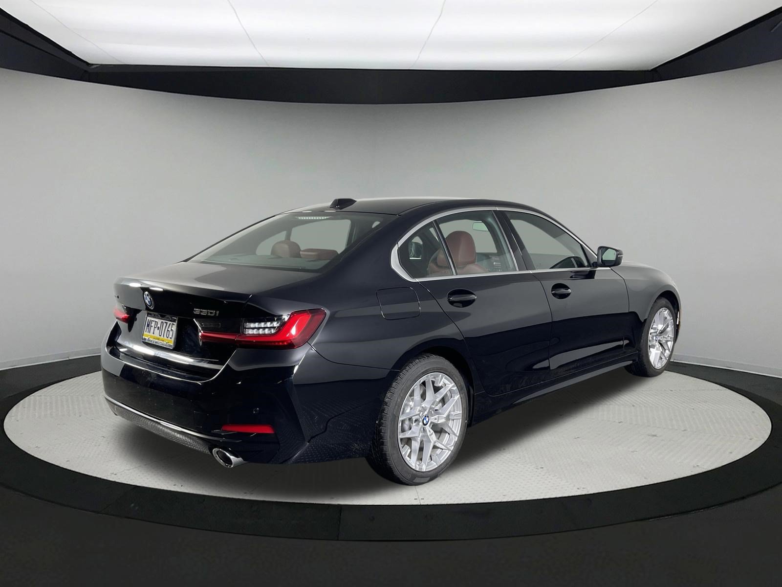 Certified 2025 BMW 330i xDrive Sedan w/ Convenience Package AWD/4WD image 4