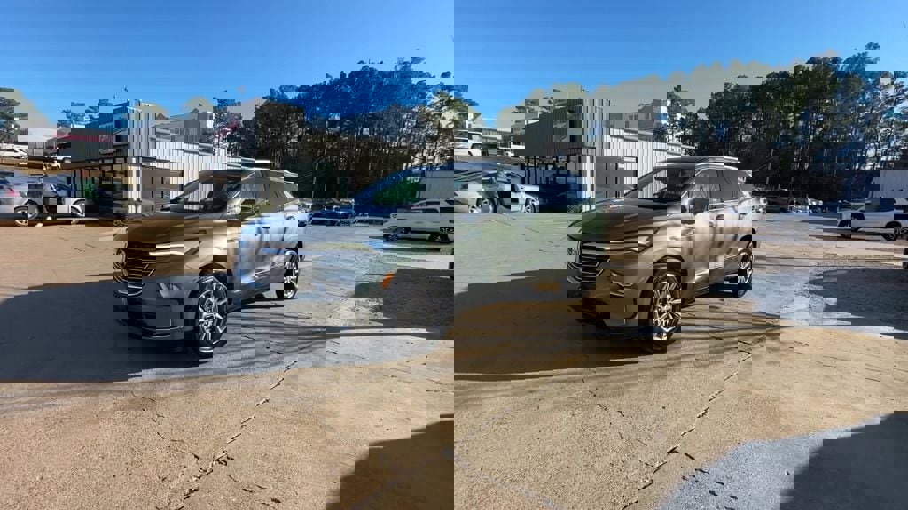 Used 2023 Buick Enclave Essence image 2