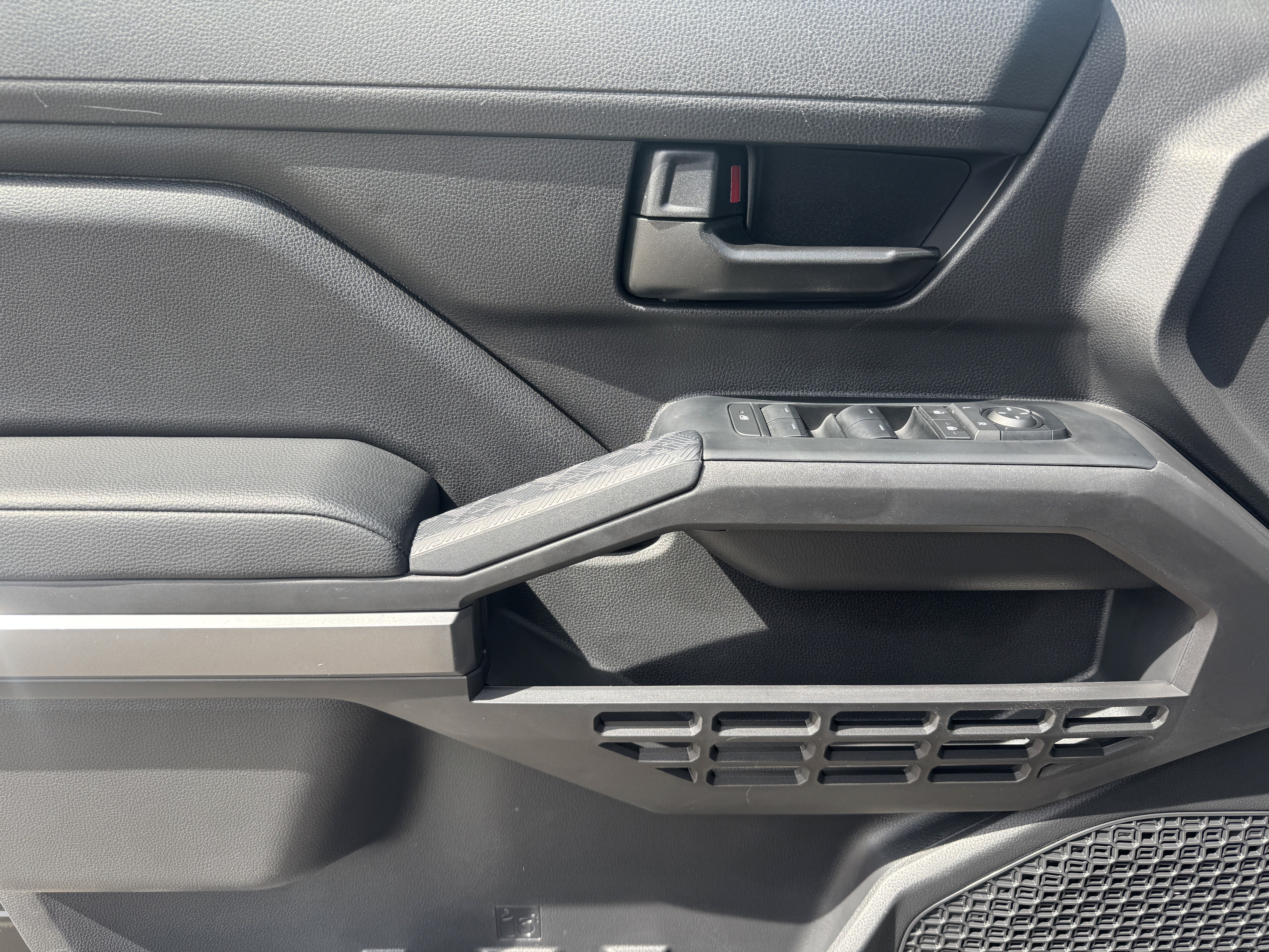 Used 2025 Toyota Tacoma SR5 image 9