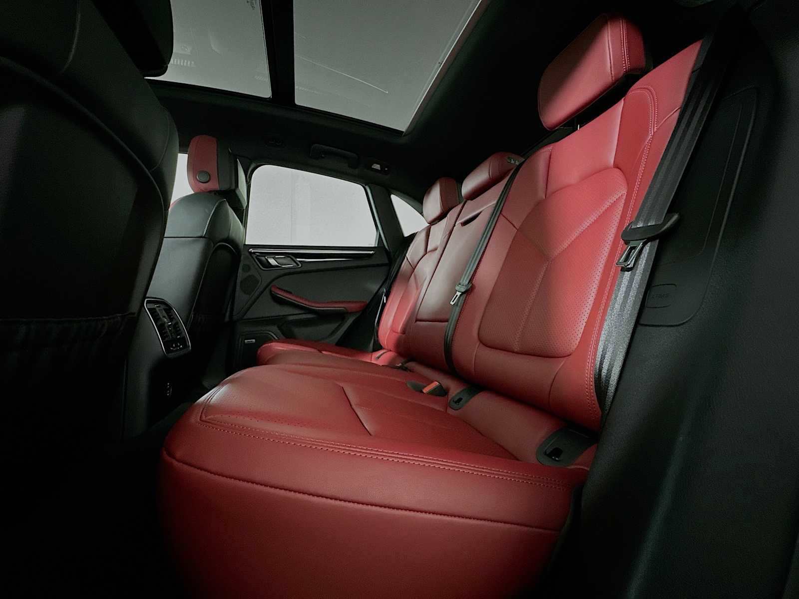 Certified 2025 Porsche Macan image 24