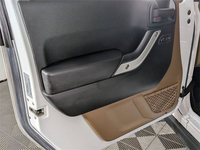 Used 2017 Jeep Wrangler Unlimited Rubicon w/ Connectivity Group image 13