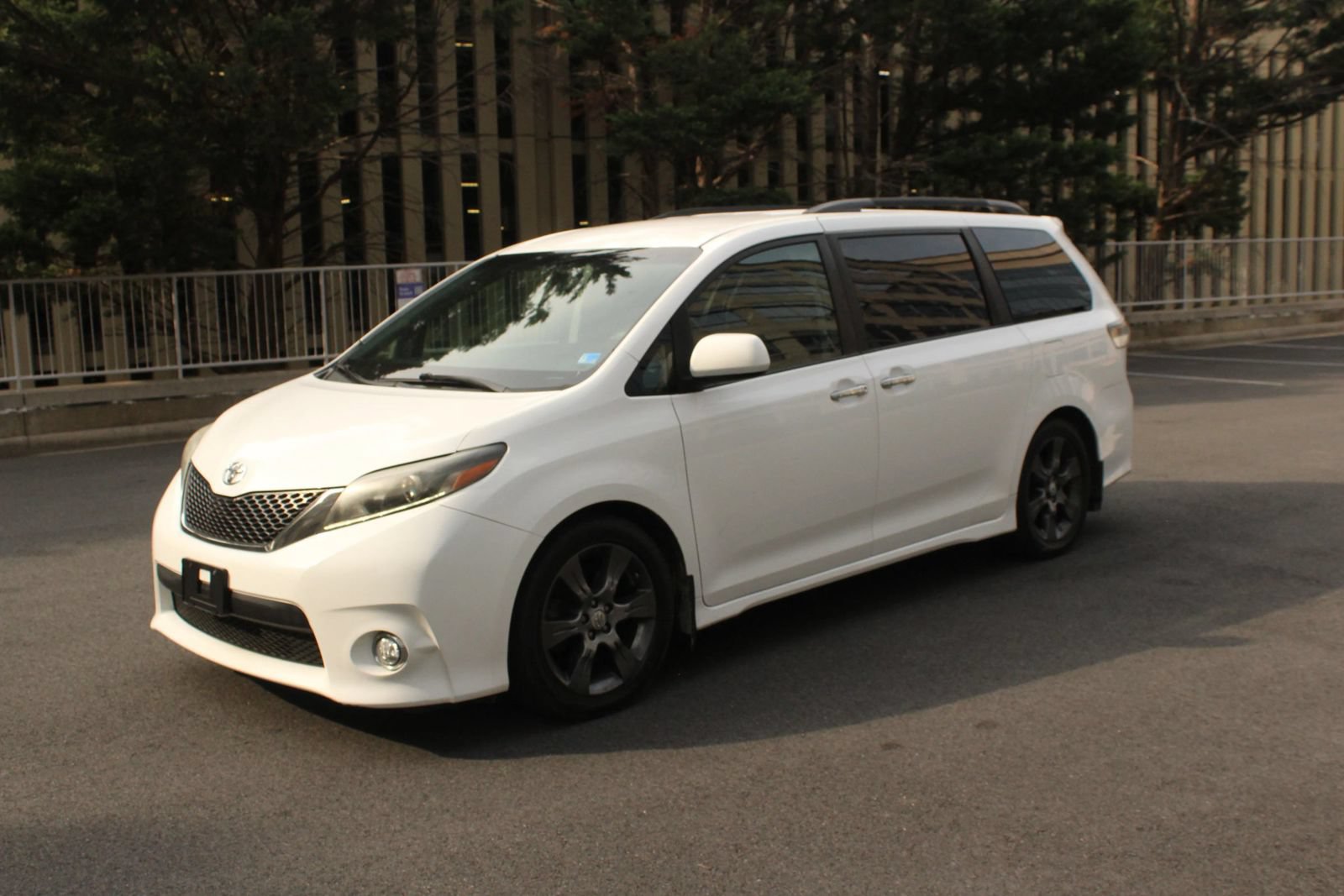 Used 2015 Toyota Sienna SE FWD image 13